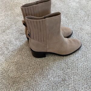 Dolce Vita Stylish Tan Ankle Boots for Women